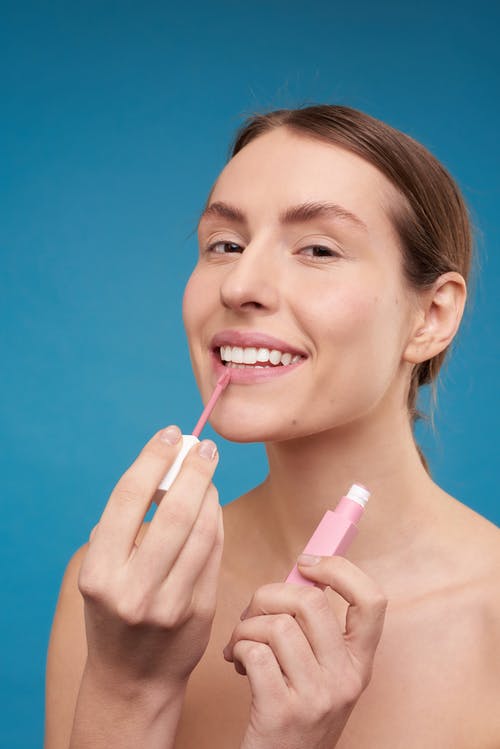 女人穿上粉红色唇膏 · 免费素材图片