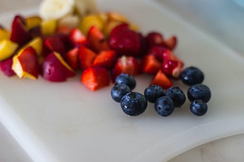 黑莓果片在白板上的水果 · 免费素材图片