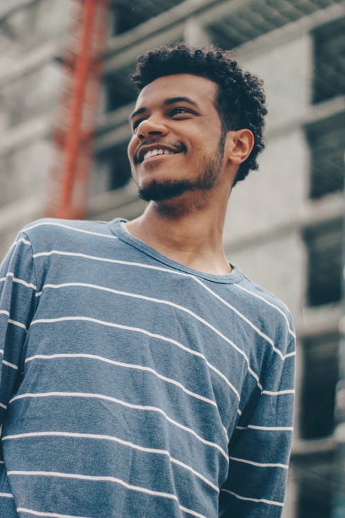 男士穿条纹上衣 · 免费素材图片