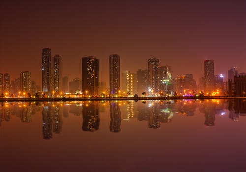 夜间在水面上的城市天际线 · 免费素材图片