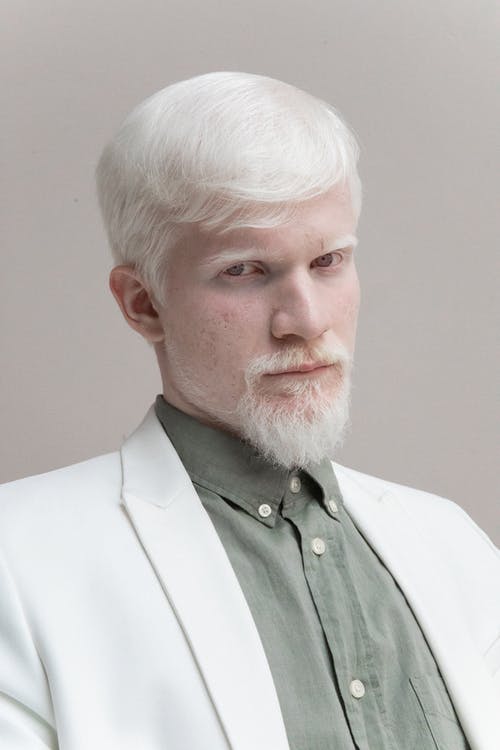 自信的白化男人穿着时髦的衣服 · 免费素材图片