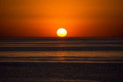 日落期间的水体 · 免费素材图片