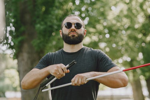 有关人, 墨镜, 帮助的免费素材图片