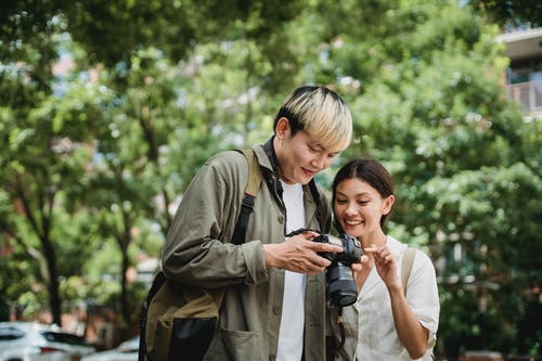 幸福的亚洲夫妇，用相机拍照 · 免费素材图片