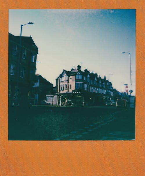 房屋旁的路 · 免费素材图片