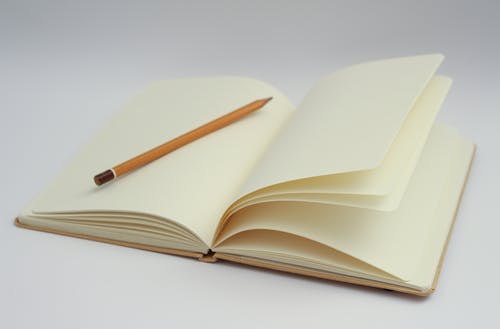 白色笔记本和黄色铅笔 · 免费素材图片