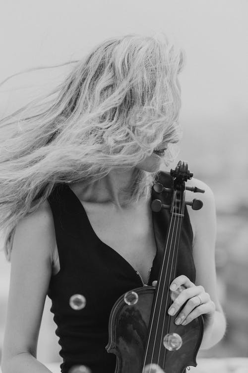 有风的天气，屋顶上的小提琴的艺术家 · 免费素材图片