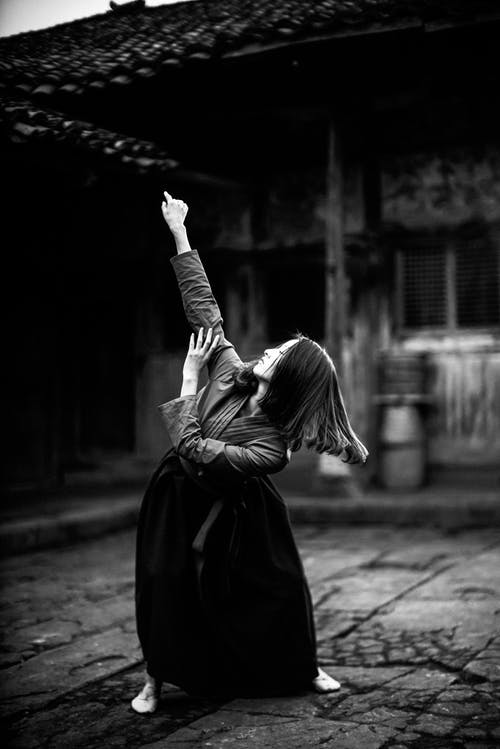 黑色礼服跳舞户外的女人 · 免费素材图片