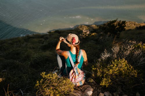 露背的女游客与背囊享受着从山上的湖 · 免费素材图片