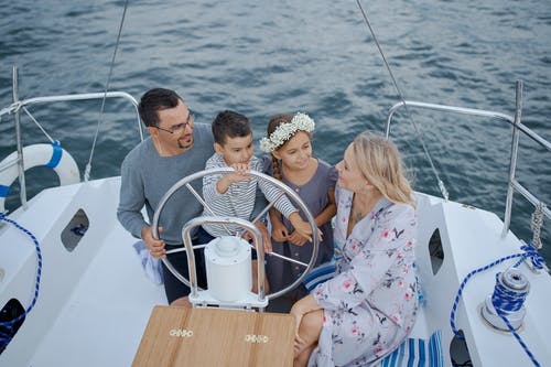 幸福的家庭，在旅途中在海上航行的游艇上 · 免费素材图片