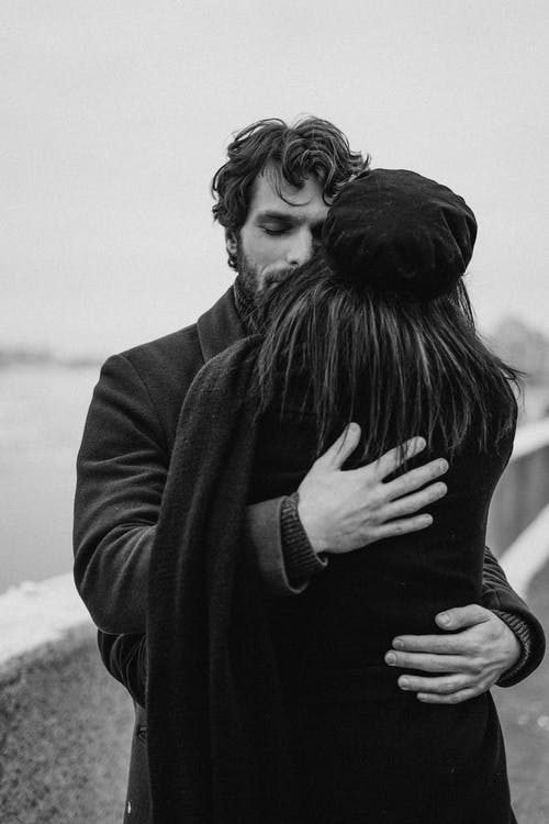 男人和女人互相拥抱 · 免费素材图片