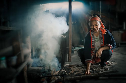 木材燃烧器附近的女人 · 免费素材图片