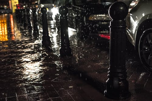 雨下的黑色路面上的黑色职位 · 免费素材图片