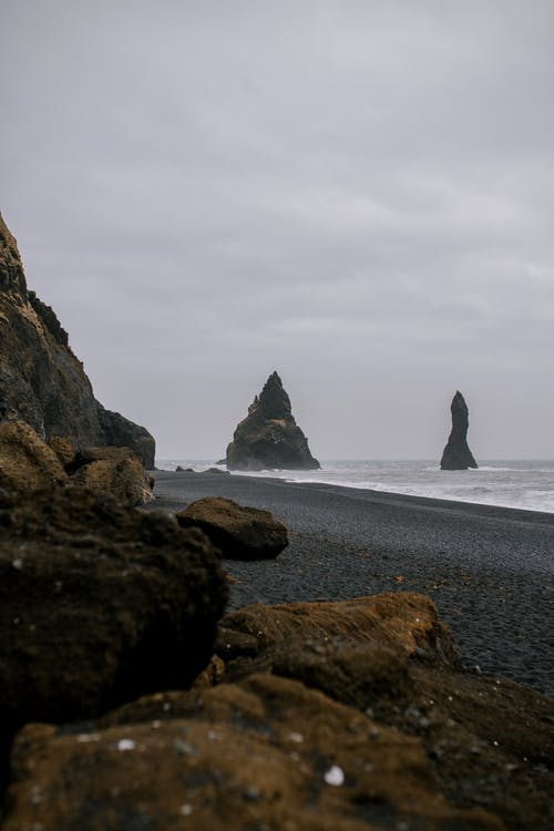 海上黑岩层 · 免费素材图片