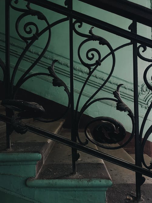 黑色金属华丽楼梯栏杆 · 免费素材图片