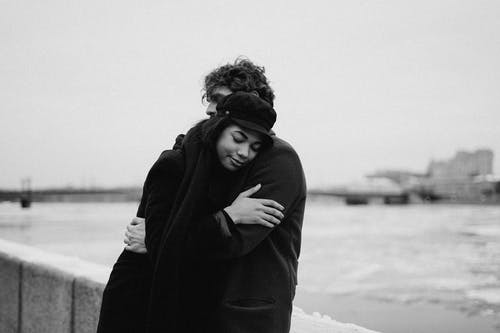 情侣互相拥抱的灰度照片 · 免费素材图片