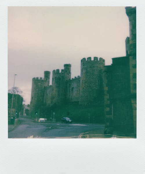 有雾的日子的黑城堡 · 免费素材图片