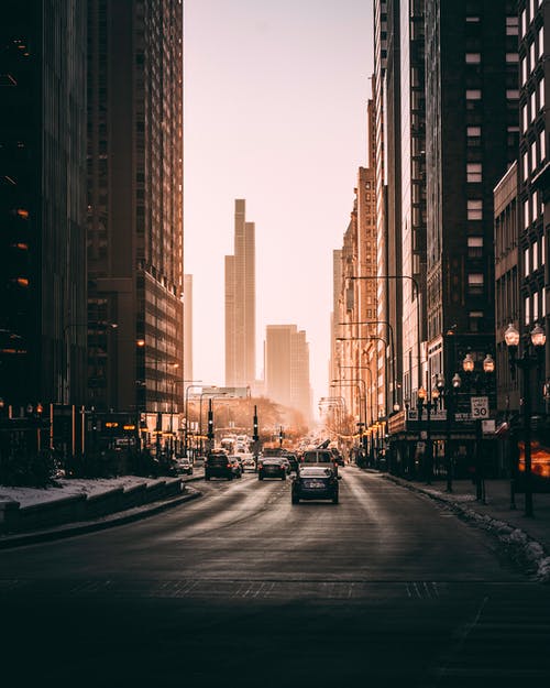 高层建筑之间的道路上的汽车 · 免费素材图片