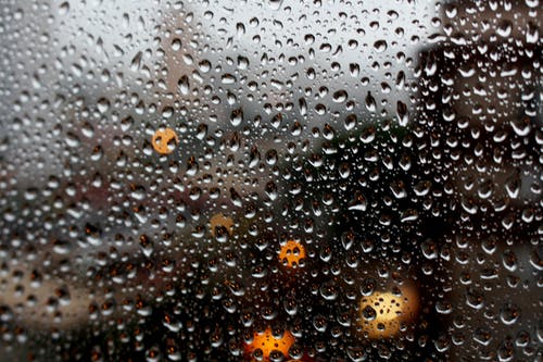 全帧拍摄的玻璃窗上的雨滴 · 免费素材图片