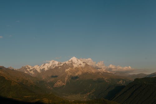 在高地白雪覆盖的落基山峰 · 免费素材图片