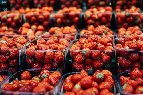 草莓浅焦点照片 · 免费素材图片