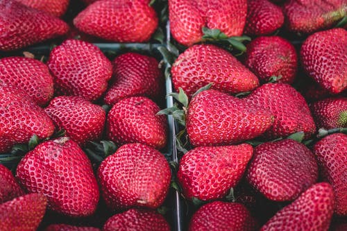 红色全草莓 · 免费素材图片