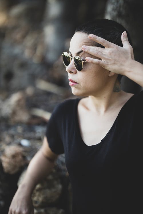 穿黑衬衫的女人的照片 · 免费素材图片