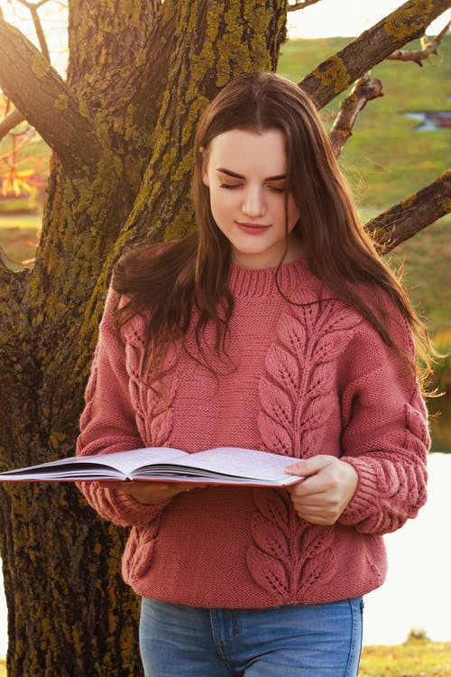 女人拿一本书 · 免费素材图片