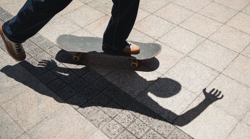 夏天在人行道上的溜冰者 · 免费素材图片