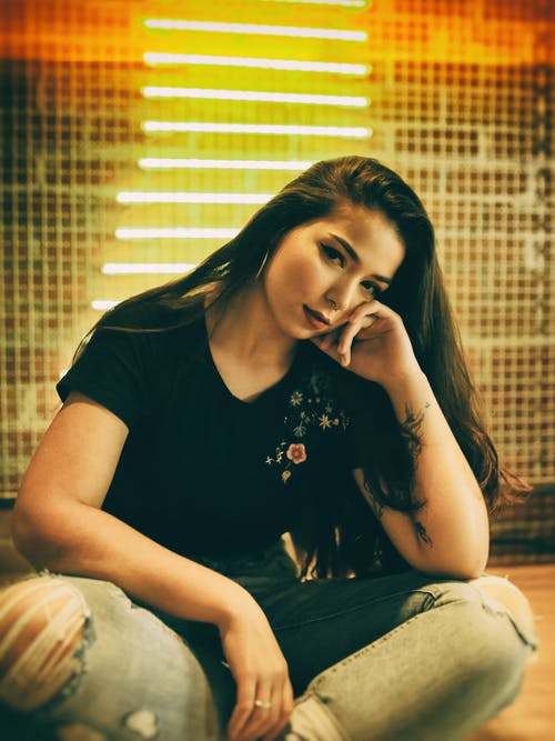 女人穿着黑色上衣 · 免费素材图片