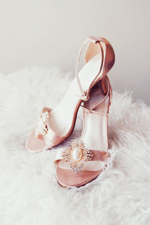 粉色和白色花朵露趾高跟凉鞋 · 免费素材图片