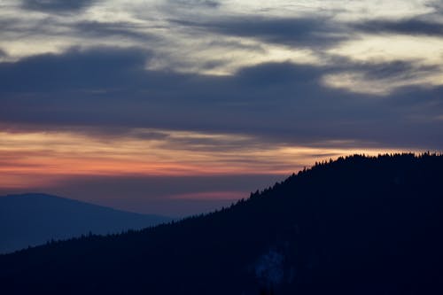 在日落山的轮廓 · 免费素材图片
