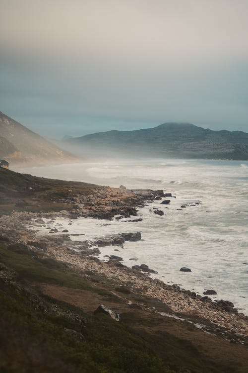 有关垂直拍摄, 岩石海岸, 撞击波浪的免费素材图片