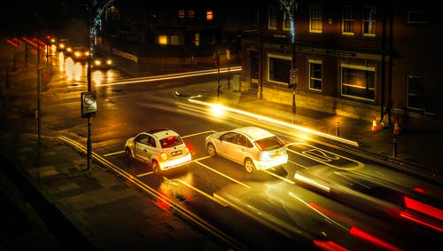 道路上的汽车 · 免费素材图片
