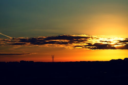 黄金时段通讯塔的轮廓 · 免费素材图片