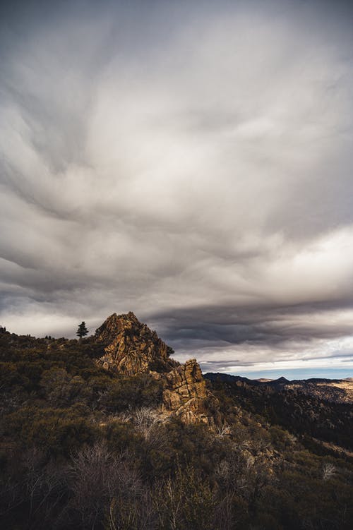 多云狡猾的山景 · 免费素材图片