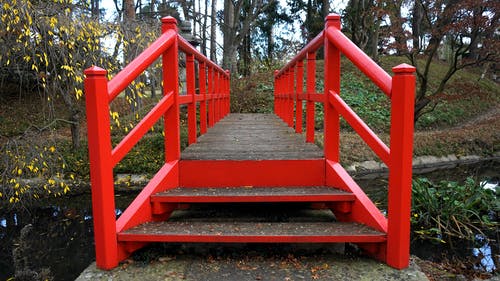 显示红色木桥的人 · 免费素材图片