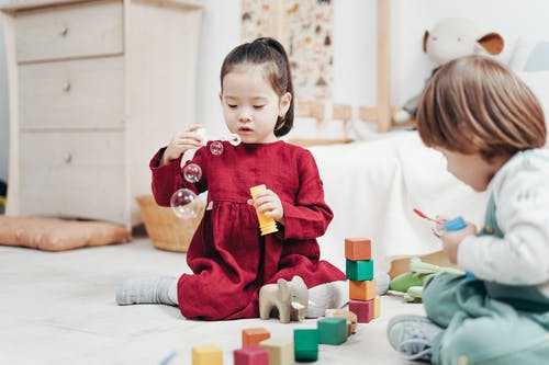 幼儿在室内玩 · 免费素材图片