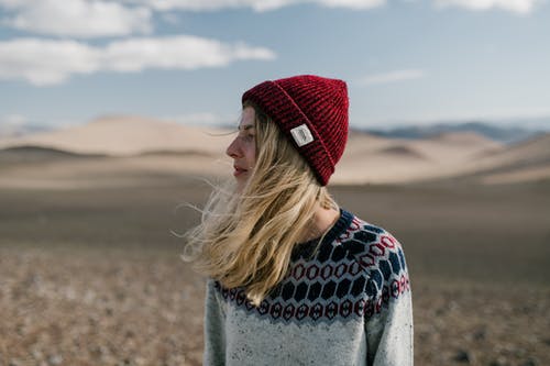 站在沙漠中的年轻女子 · 免费素材图片