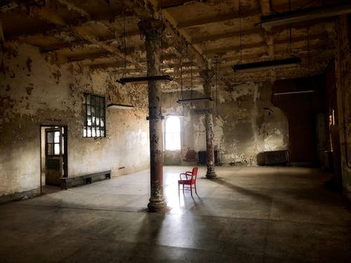 被遗弃的建筑物内的红色椅子 · 免费素材图片