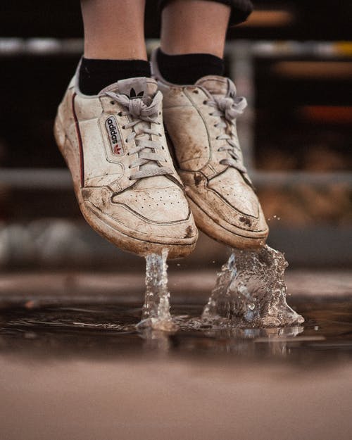 肮脏的白色运动鞋 · 免费素材图片