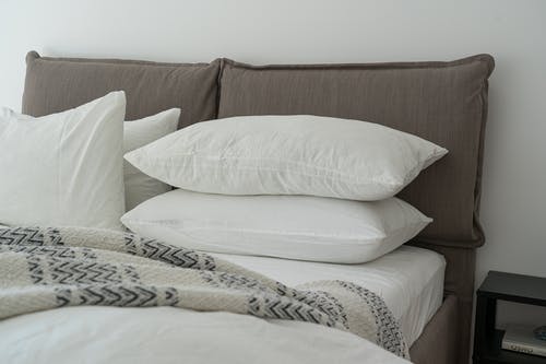 白色枕头在床上 · 免费素材图片