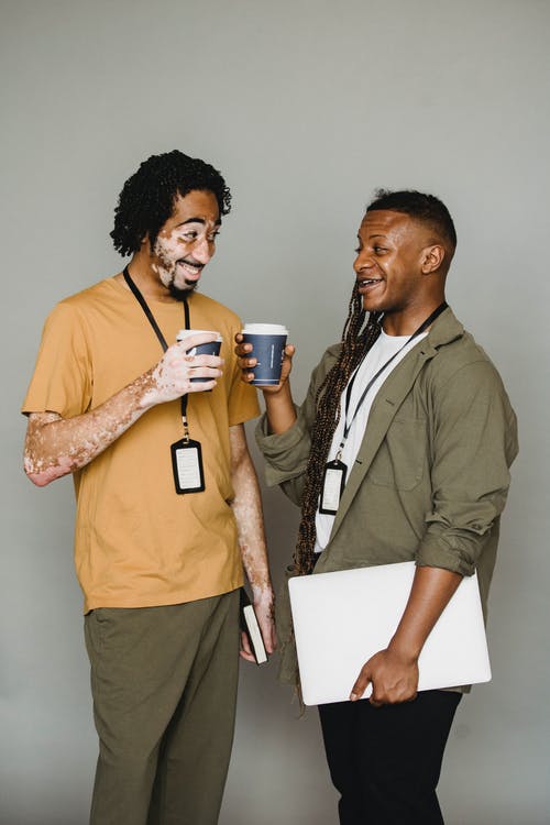 快乐的黑人男性同事享受咖啡一起去 · 免费素材图片