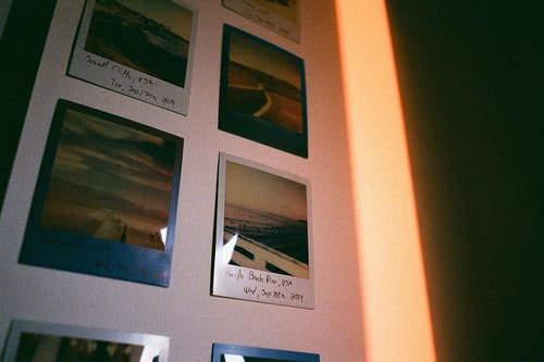 什锦的照片安装在白墙上 · 免费素材图片