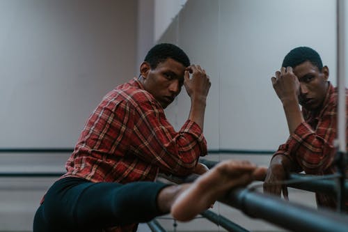 男子把他的腿放在扶手上的照片 · 免费素材图片