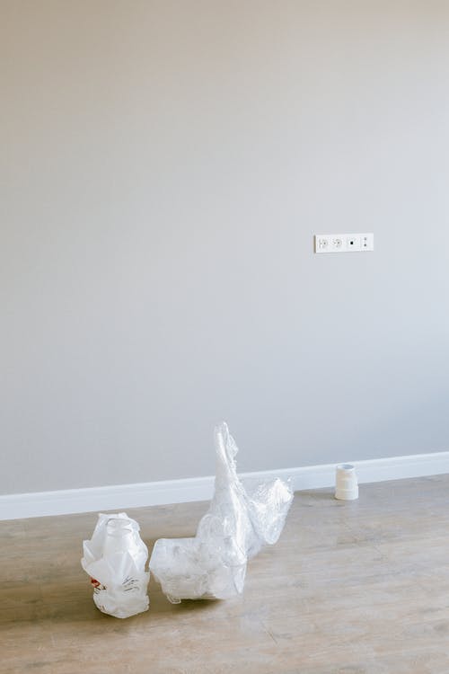 木地板上的垃圾 · 免费素材图片