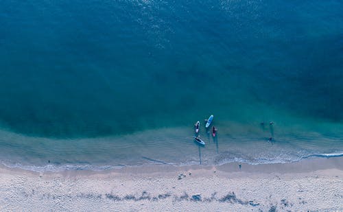 独木舟在海洋的鸟瞰图 · 免费素材图片