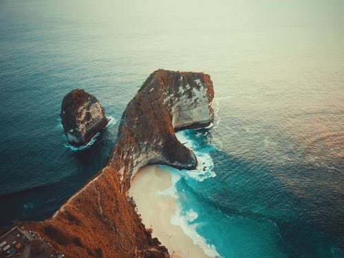 海上岩石形成的风景照片 · 免费素材图片