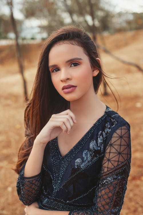 站立少妇的选择聚焦摄影室外 · 免费素材图片