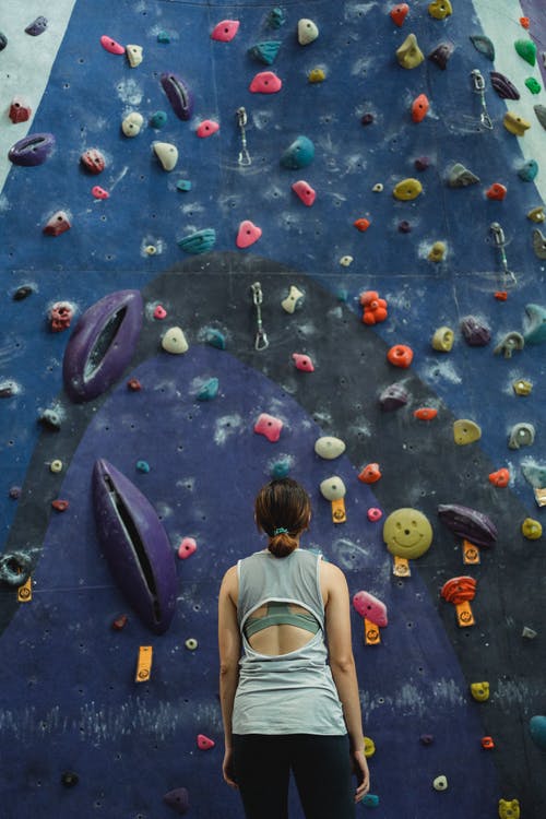 女人准备爬上高高的墙 · 免费素材图片